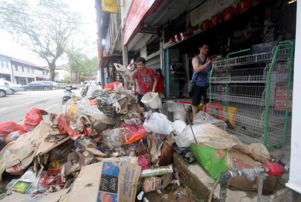 Shop owner Yap Siew Kee cleans his grocery shop following flash floods at Sungai Lembing Town near Kuantan January 28, 2020. u00e2u20acu201d Bernama pic