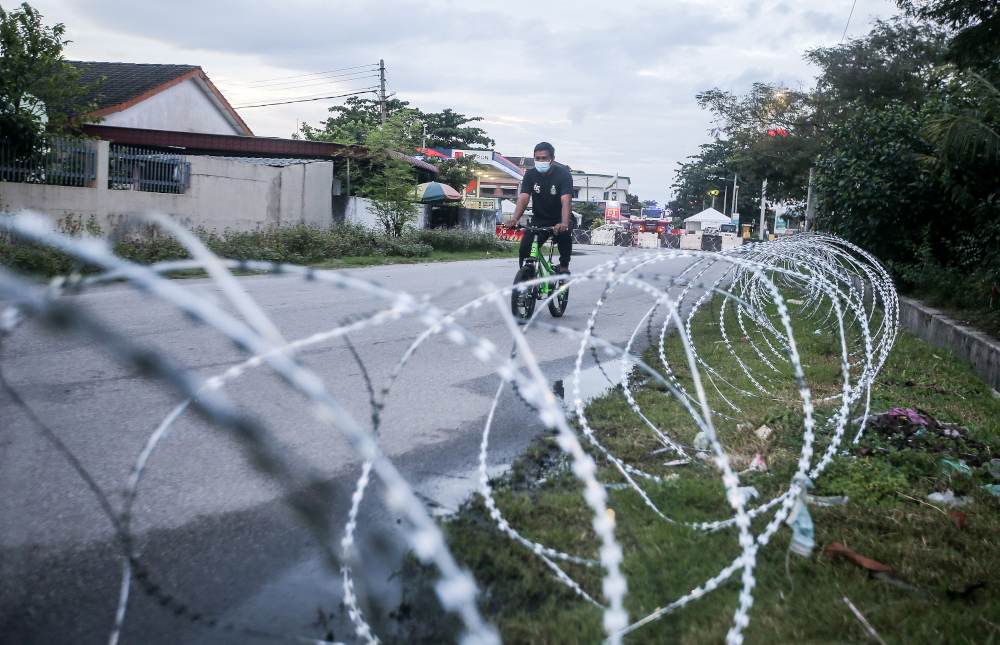 Residents of Taman Klebang Jayau00e2u20acu2122s Zone A are seen spending their times outside their homes after EMCO was enforced in the area since yesterday due to the spike in Covid-19 cases December 2, 2020. u00e2u20acu201d Picture by Farhan Najib