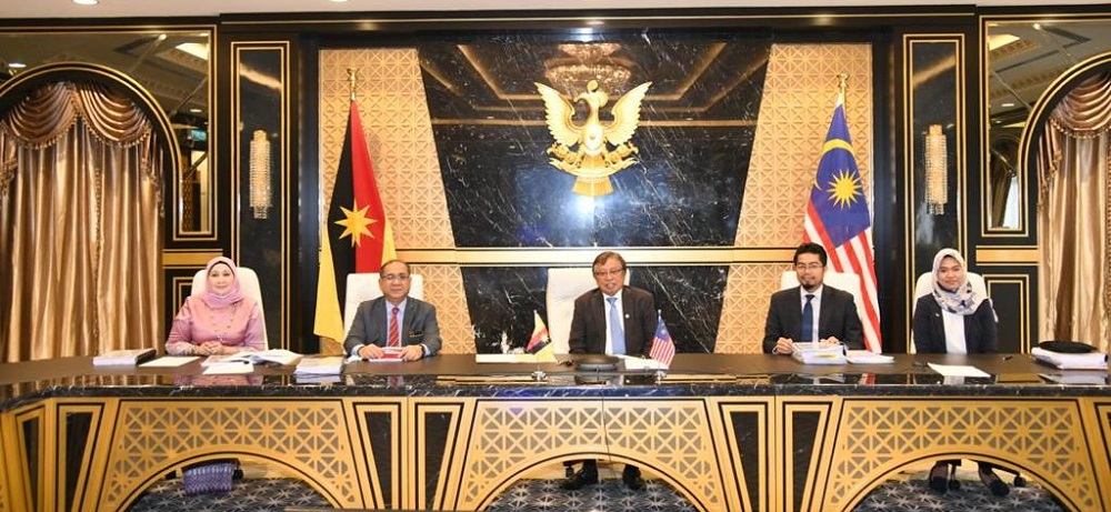 Abang Johari (centre) in a group photo with (from left) Sharifah Hasidah, Jaul, Safari and Evy.  u00e2u20acu201d  Picture courtesy of Sarawak Chief Ministeru00e2u20acu2122s Office via Borneo Post Online