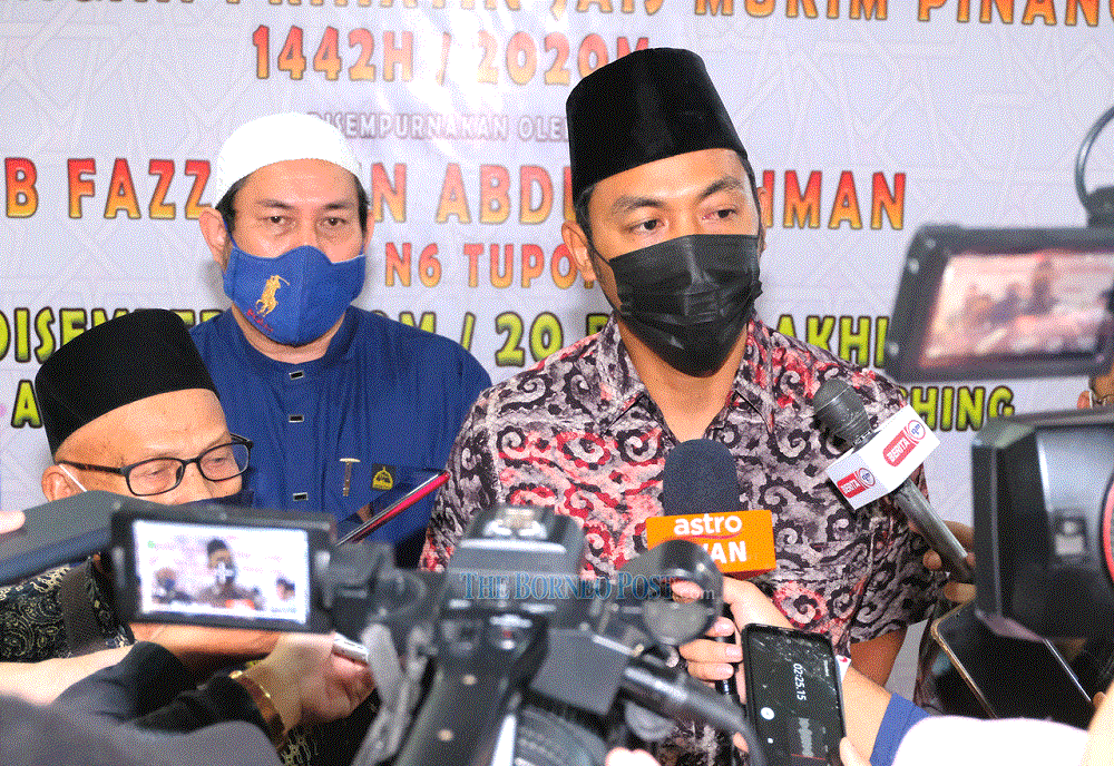 Tupong assemblyman Fazzrudin Abdul Rahman being interviewed by reporters.  u00e2u20acu201d  Borneo Post Online pic