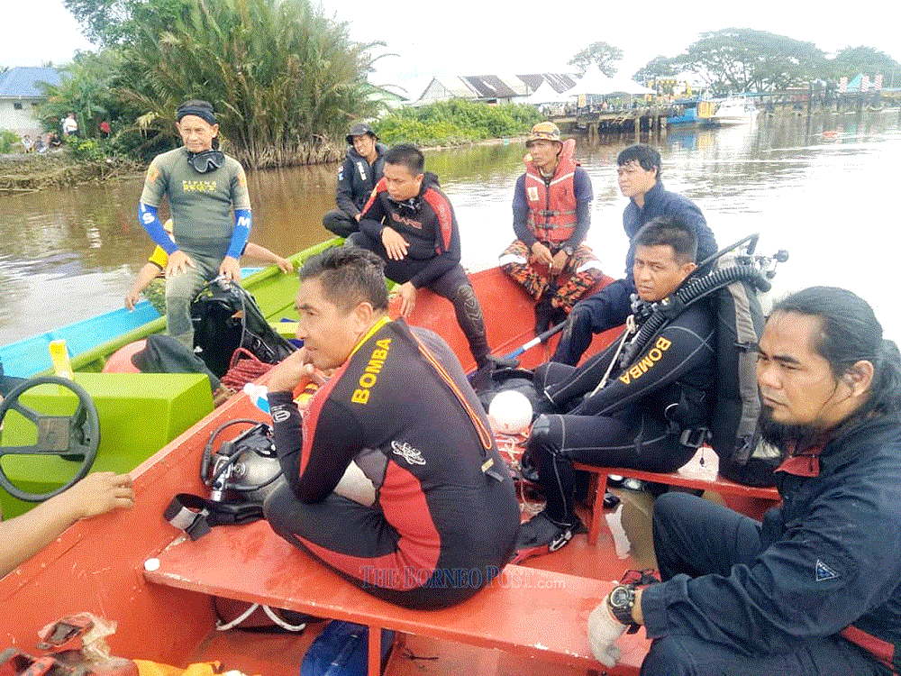 The divers return to Kemena River for the SAR operation. u00e2u20acu201d Borneo Post Online pic