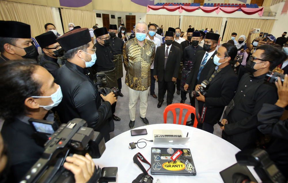 Perak Sultan Nazrin Muizzuddin Shah visits members of media at the Dewan Jubli Perak in Kuala Kangsar December 10, 2020. — Picture by Farhan Najib 