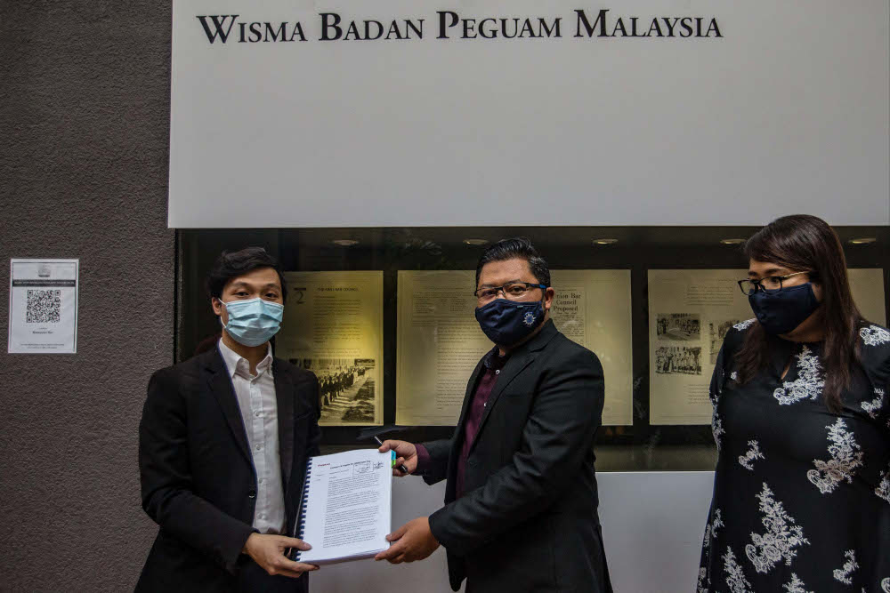 Lawyer Goh Cia Yee (left) handing the petition and signatures to National Young Lawyers and Pupilsu00e2u20acu2122 Committee chairman Yusfarizal Yusoff (right), outside the Wisma Badan Peguam building in Kuala Lumpur December 16, 2020. u00e2u20acu201d Picture by Firdaus Latif