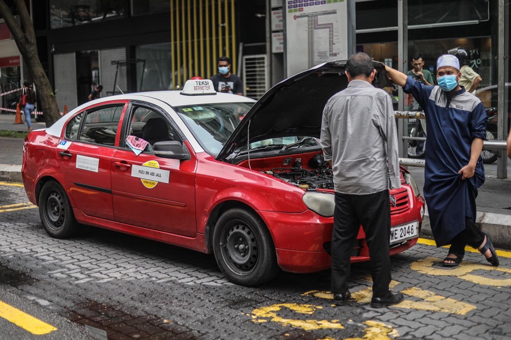 The disabled taxi driver was moved after receiving the surprise aid from Ebit Lew. u00e2u20acu201d Picture via Facebook/Ebit Lew