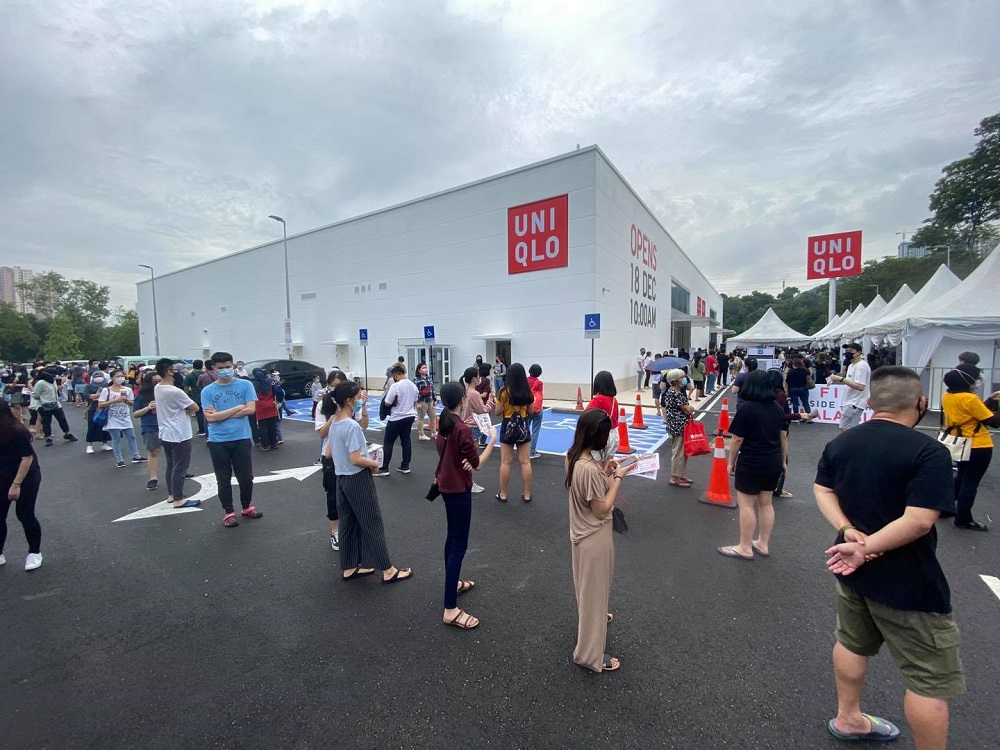 Eager shoppers waiting to set foot into the first Uniqlo roadside store in Malaysia.  u00e2u20acu201d  Picture via Facebook/I Love Malaysian Food
