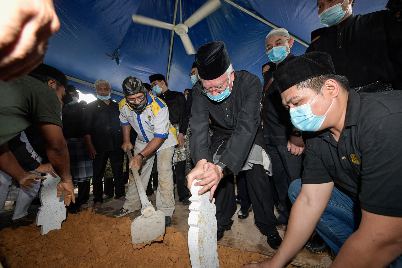 Datuk Seri Najib Tun Razak pays his final respects to his mother Allahyarhamah Tun Rahah Mohamed Noah at the Heroesu00e2u20acu2122 Mausoleum, at the National Mosque in Kuala Lumpur, December 19, 2020. u00e2u20acu201d Reuters pic
