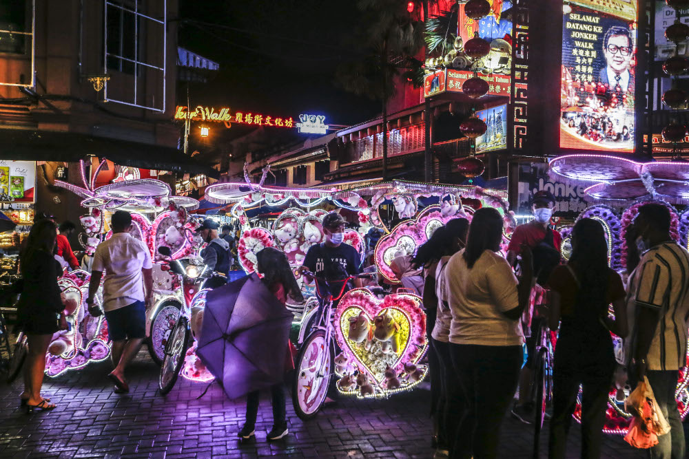 A view of the night scene at Jonker Street in Melaka December 28, 2020. u00e2u20acu201d Picture by Firdaus Latif