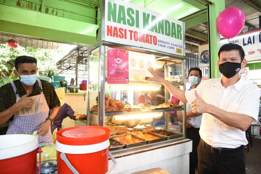 Batu Lanchang Assemblymen Ong Ah Teong posed for a photo during the launch of Com Meal here at Batu Lanchang Food Court, December 28, 2020. u00e2u20acu201d Picture by Sayuti Zainuddin