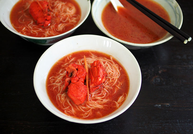 On Friday, Saturday and Sunday, you can get invigorated with their red wine noodles served with smooth ‘mee sua’
