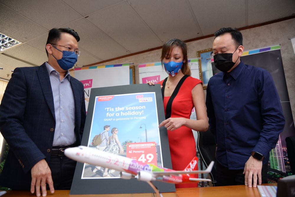AirAsia regional commercial head Tan Mai Yin (center) said the promotional packages, SNAP by AirAsia.com, will feature flights and hotel combos involving 25 hotels in Penang.u00e2u20acu201d Picture by KE Ooi 