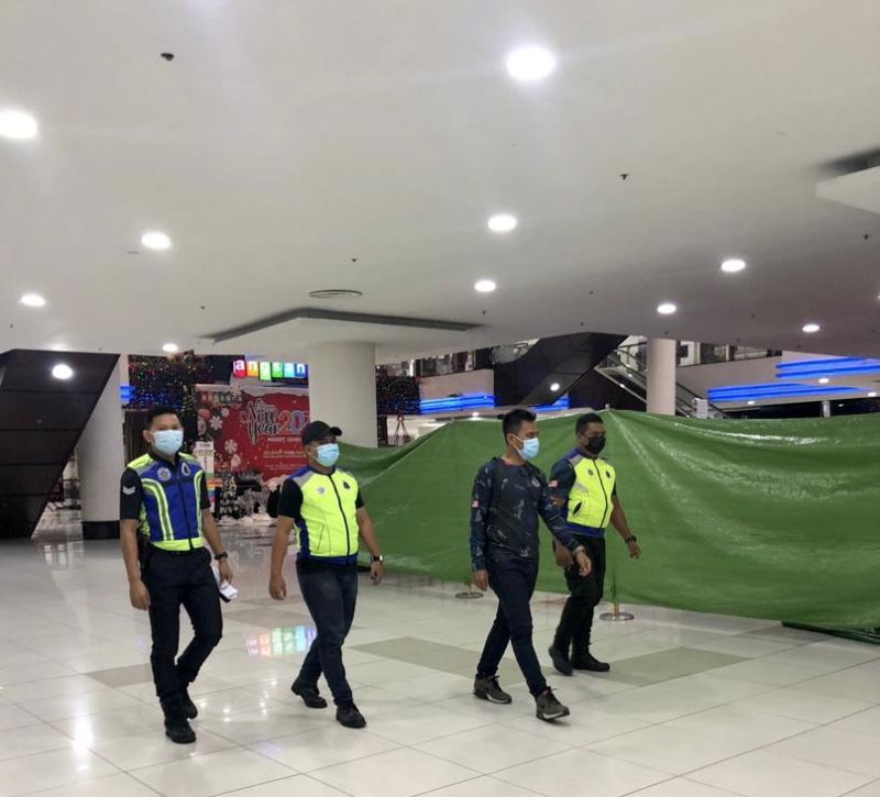 Police personnel monitoring closure of Angsana Johor Baru Mallu00e2u20acu2122s premises December 7, 2020. u00e2u20acu201d Picture by Ben Tan