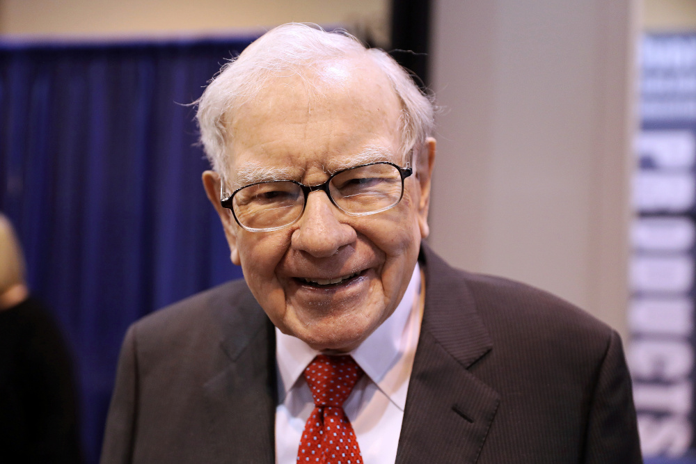 Berkshire Hathaway Chairman Warren Buffett walks through the exhibit hall as shareholders gather to hear from the billionaire investor at Berkshire Hathaway Incu00e2u20acu2122s annual shareholder meeting in Omaha, Nebraska, US, May 4, 2019. u00e2u20acu201d Reuters pic 
