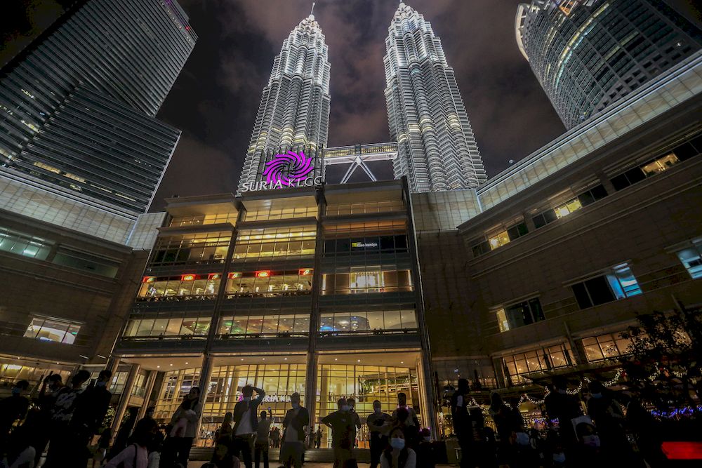 People celebrate New Yearu00e2u20acu2122s Eve at the KLCC park in Kuala Lumpur, December 31, 2020. u00e2u20acu201d Picture by Firdaus Latif