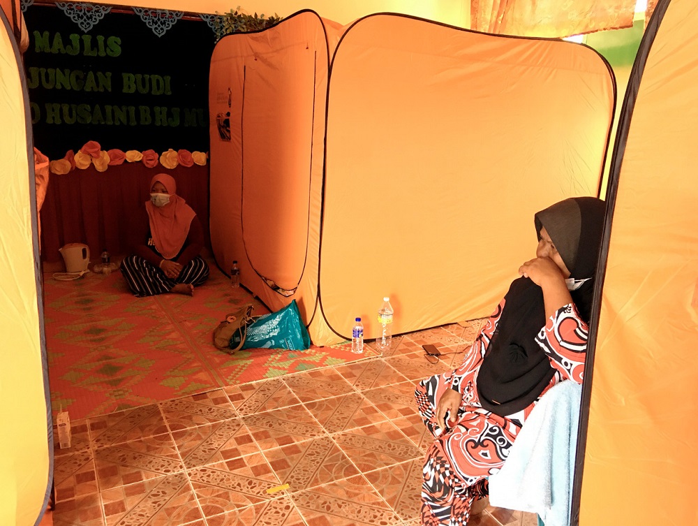 Flood victims rest at a temporary evacuation centre at Sekolah Kebangsaan (SK) Parit Gantong in Jasin November 30, 2020. u00e2u20acu201d Bernama pic