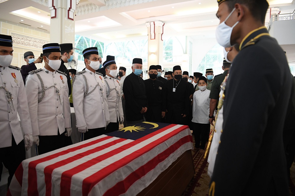 Datuk Seri Najib Razak attends his motheru00e2u20acu2122s (Tun Rahah Mohamed Noah di Masjid Ar-Rahah) funeral at the Ar-Rahah mosque in Kuala Lumpur December 19, 2020. u00e2u20acu201d Bernama pic