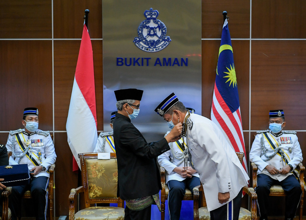 Inspector-General of Police (IGP) Tan Sri Abdul Hamid Bador receives the u00e2u20acu02dcBintang Bhayangkara Utamau00e2u20acu2122 award presented by the Indonesian Ambassador to Malaysia, Hermono at Bukit Aman in Kuala Lumpur, December 30, 2020. u00e2u20acu201d Bernama pic 