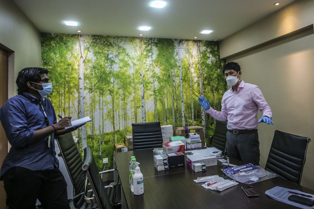 Kong (right) said MyBig aimed to cut between 10 and 30 per cent from the RM120 the Ministry of Health currently charges foreigners for RTK-Ag testing. — Picture by Hari Anggara