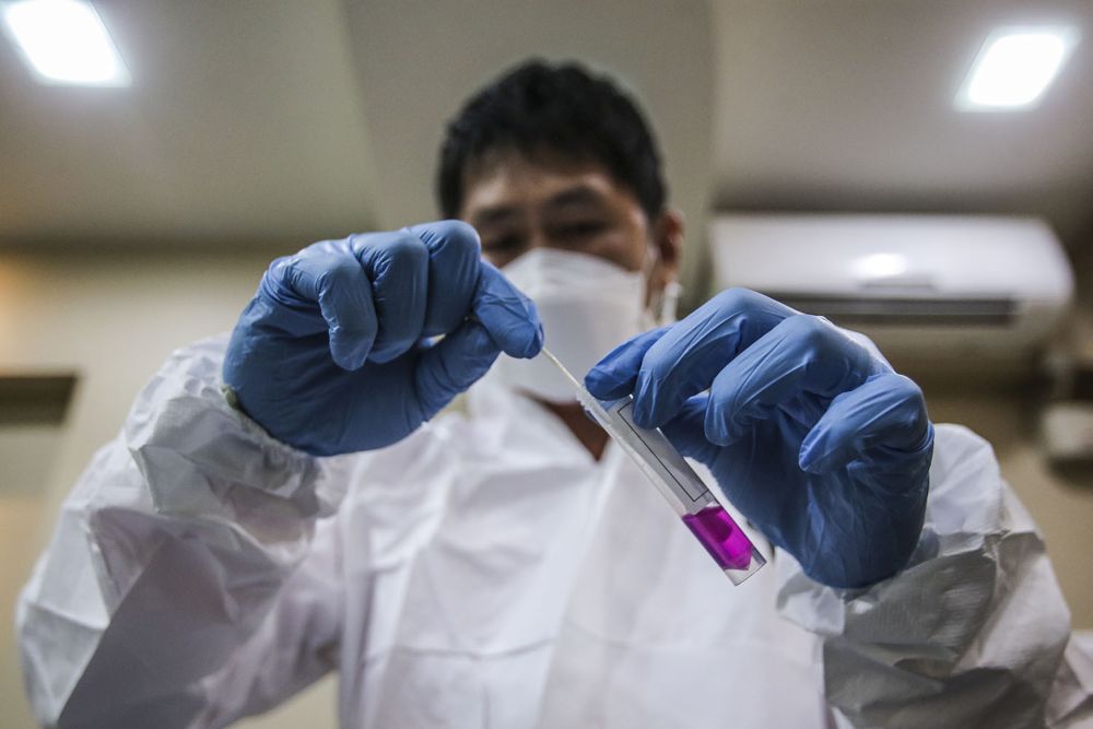 MyBig chief executive officer Kong Chia-Hing demonstrates how reverse transcription polymerase chain reaction (RT-PCR) testing works during an interview with Malay Mail in Sri Hartamas December 14, 2020. — Picture by Hari Anggara