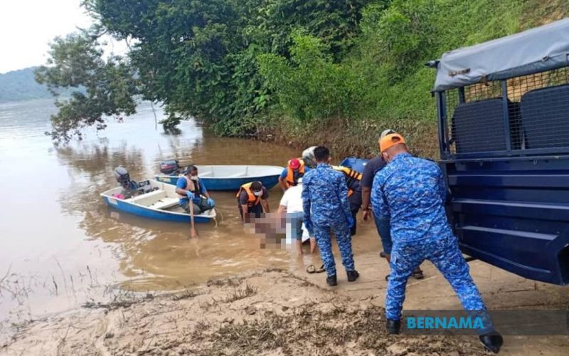 Mohd Yusri said the body of the 20-year-old youth was found fully clothed at 8.10am by nearby residents . u00e2u20acu201d Reuters pic