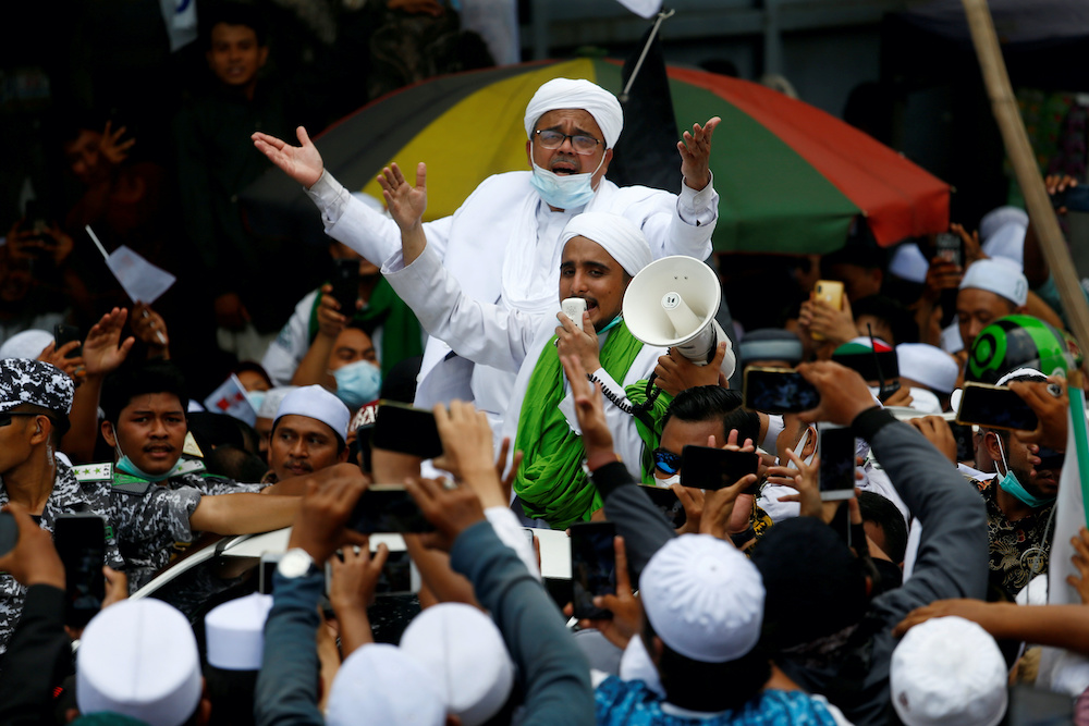 Rizieq Shihab, the leader of Indonesian Islamic Defenders Front, is greeted by supporters at the Tanah Abang, Jakarta, Indonesia, November 10, 2020. u00e2u20acu201d Reuters picnnnn