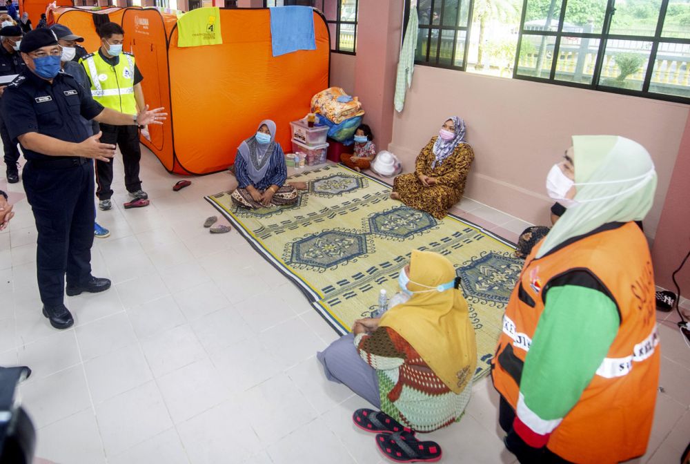 Kelantan police chief DCP Shafien Mamat during a visit to a temporary relief centre at Sekolah Kebangsaan Tiong in Kota Bharu December 4, 2020. u00e2u20acu201d Bernama pic
