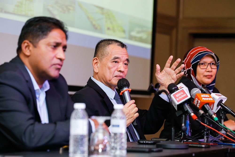 Penang Port Commission chairman Datuk Tan Teik Cheng speaks during a press conference at the Royale Chulan Hotel Penang December 15, 2020. u00e2u20acu201d Picture by Sayuti Zainudinnn