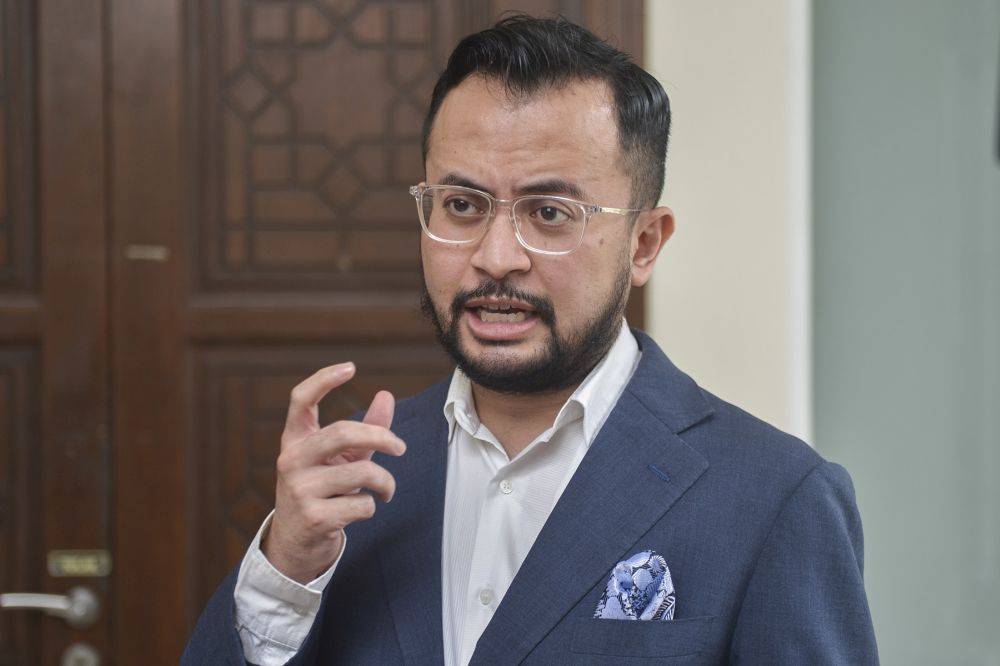 Ezra Zaid speaks to reporters at the Petaling Shariah Subordinate Court in Shah Alam December 17, 2020. u00e2u20acu201d Picture by Miera Zulyana