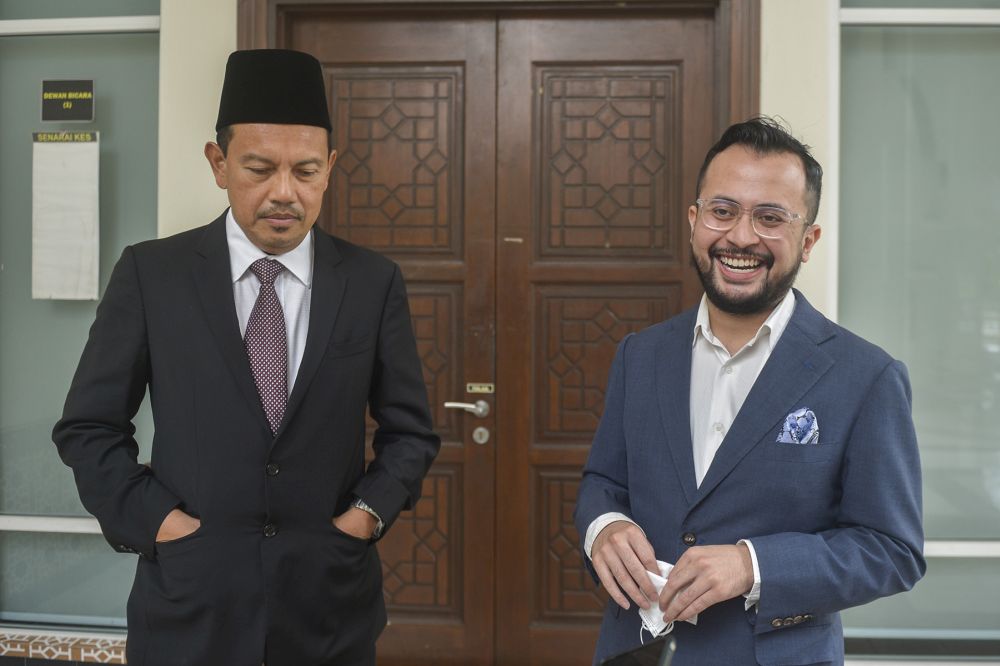 Ezra Zaid (right) and his lawyer Zulkifli Che Yong speak to reporters at the Petaling Shariah Subordinate Court in Shah Alam on December 17, 2020. u00e2u20acu201d Picture by Miera Zulyana
