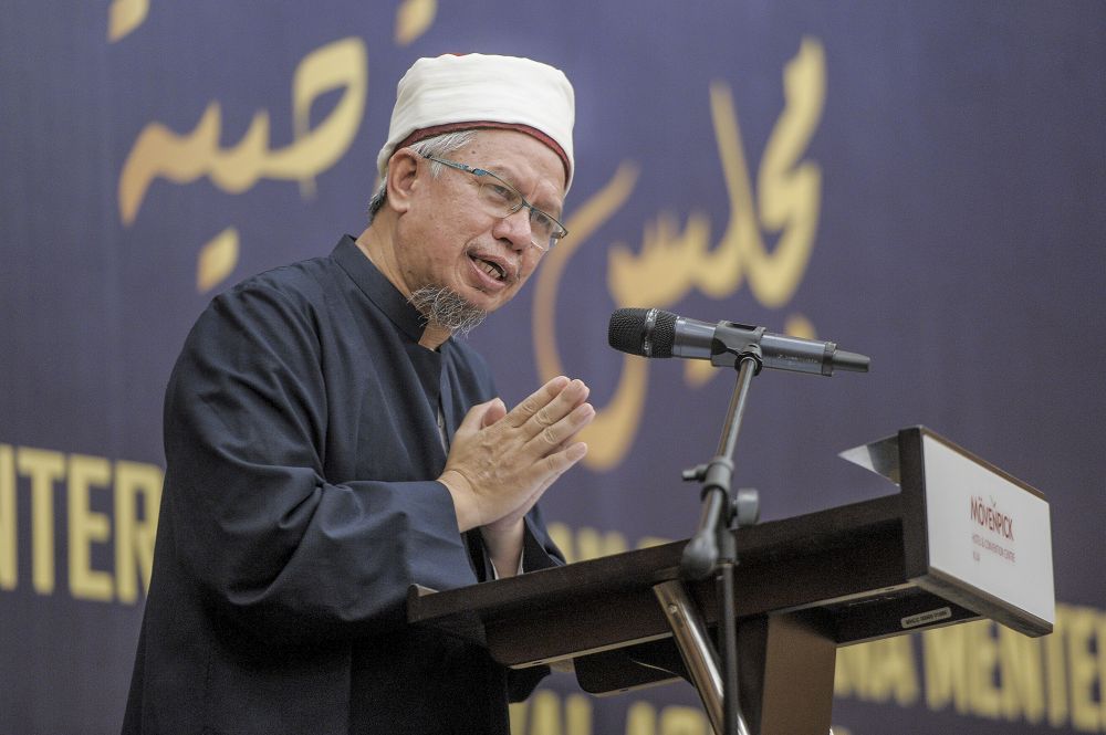 Datuk Zulkifli Mohamad delivers his speech during a meeting with celebrity preachers at the Movenpick Hotel in Sepang December 24, 2020. u00e2u20acu201d Picture by Shafwan Zaidonnn