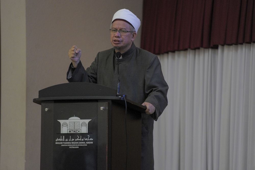 Datuk Zulkifli Mohamad Al-Bakri delivers a speech at the Tuanku Mizan Zainal Abidin Mosque in Putrajaya December 3, 2020. u00e2u20acu201d Picture by Shafwan Zaidon