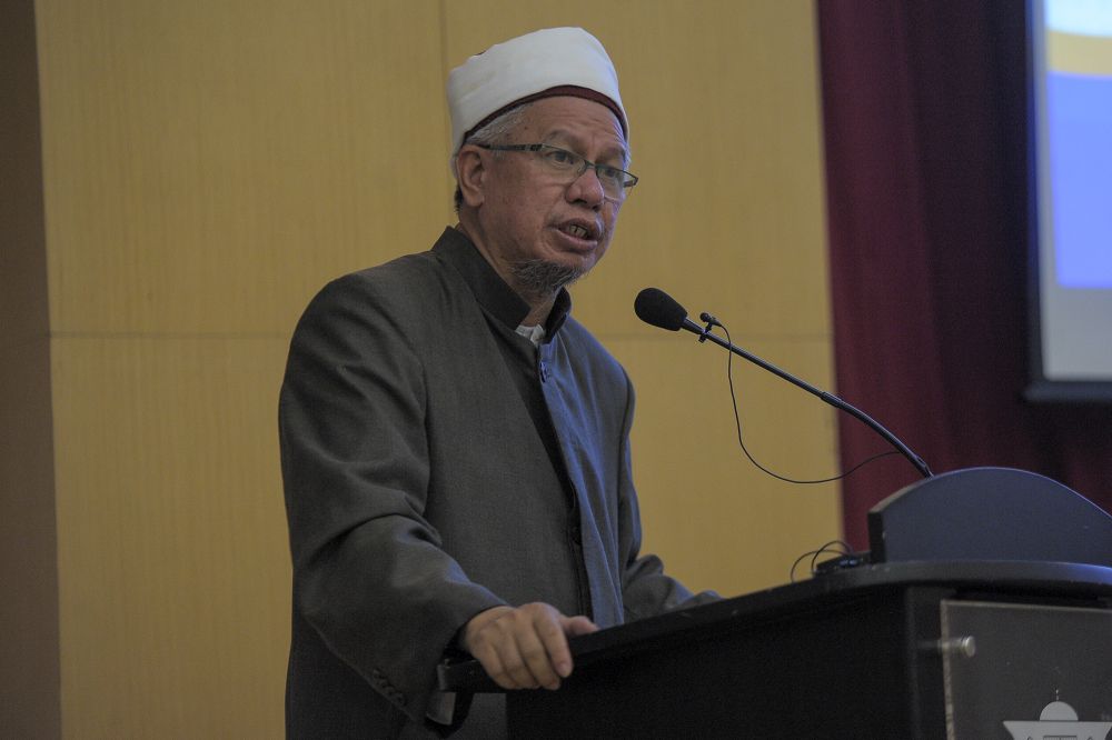 Datuk Zulkifli Mohamad Al-Bakri delivers a speech at the Tuanku Mizan Zainal Abidin Mosque in Putrajaya December 3, 2020. u00e2u20acu201d Picture by Shafwan Zaidon