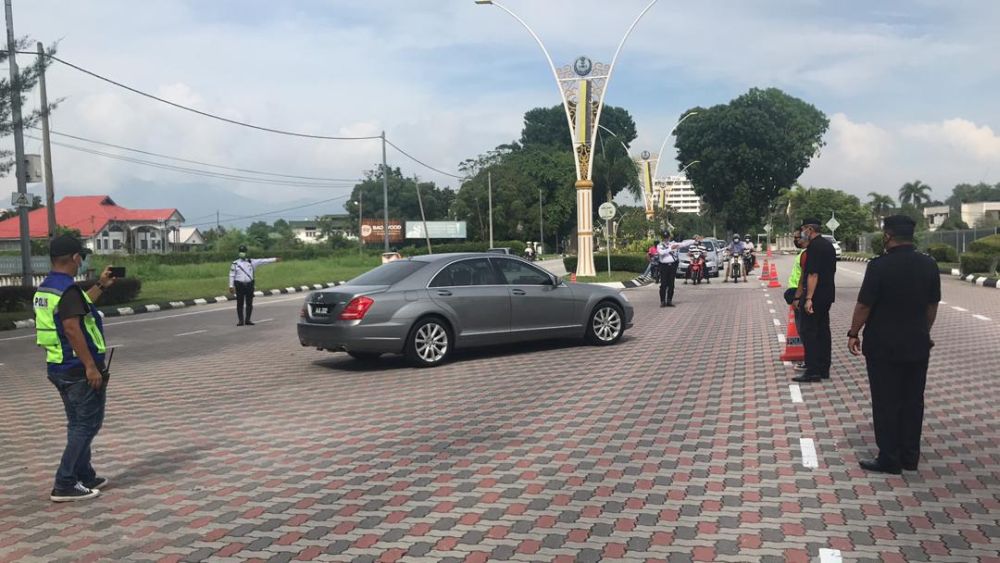 A vehicle ferrying PAS Datuk Seri Abdul Hadi Awang arrives at Istana Kinta, Ipoh December 15, 2020. u00e2u20acu201d Picture by John Bunyan