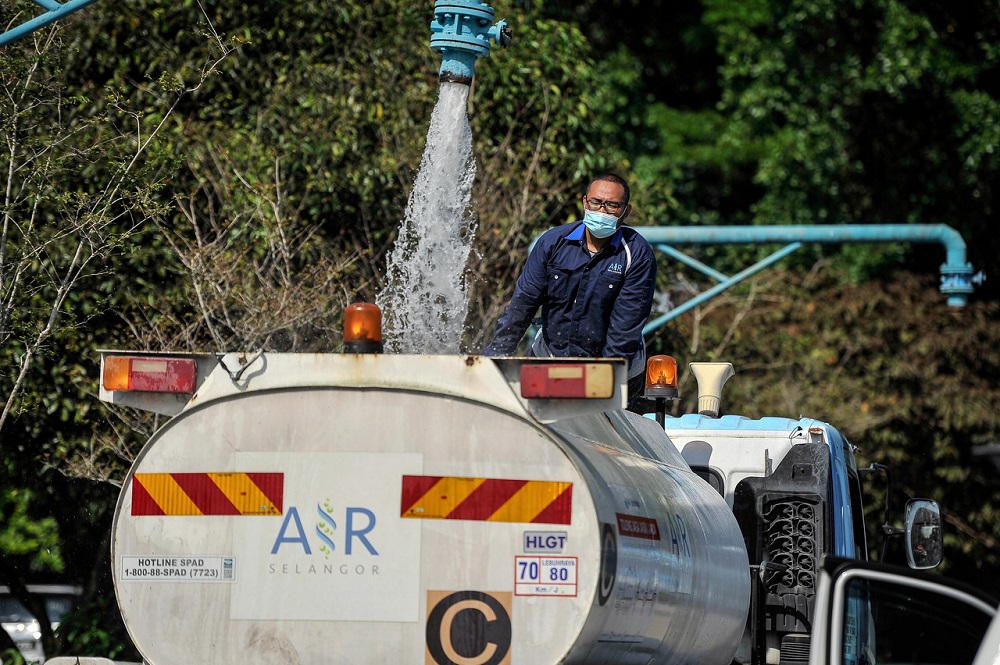 Air Selangor personnel filling up a mobile water tank before distribution at affected areas in Petaling Jaya, December 30, 2020. u00e2u20acu201d Bernama picn