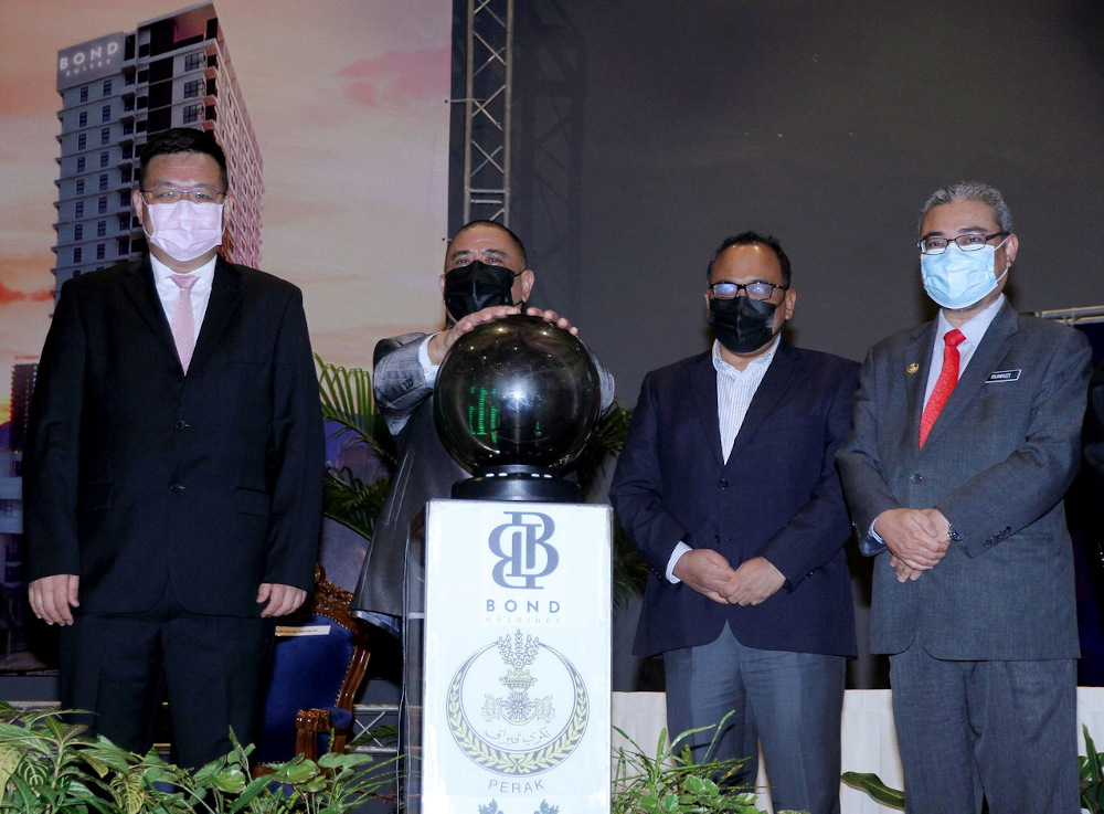 Perak MB Datuk Saarani Mohamad (2nd left), Ipoh mayor Datuk Rumaizi Baharin (right) and ond Holdings Sdn Bhd CEO Ong Teng Boon (left) at the signing of the collaboration agreement in Ipoh December 29, 2020. u00e2u20acu201d Bernama pic