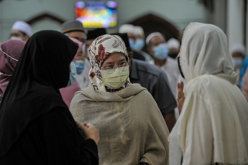 Raja Permaisuri Agong Tunku Azizah Aminah Maimunah Iskandariah (centre) arrives to pay her last respects to Royal Prof Ungku Abdul Aziz Ungku Abdul Hamid at Masjid At-Taqwa, Taman Tun Dr Ismail December 15, 2020. u00e2u20acu201d Bernama pic