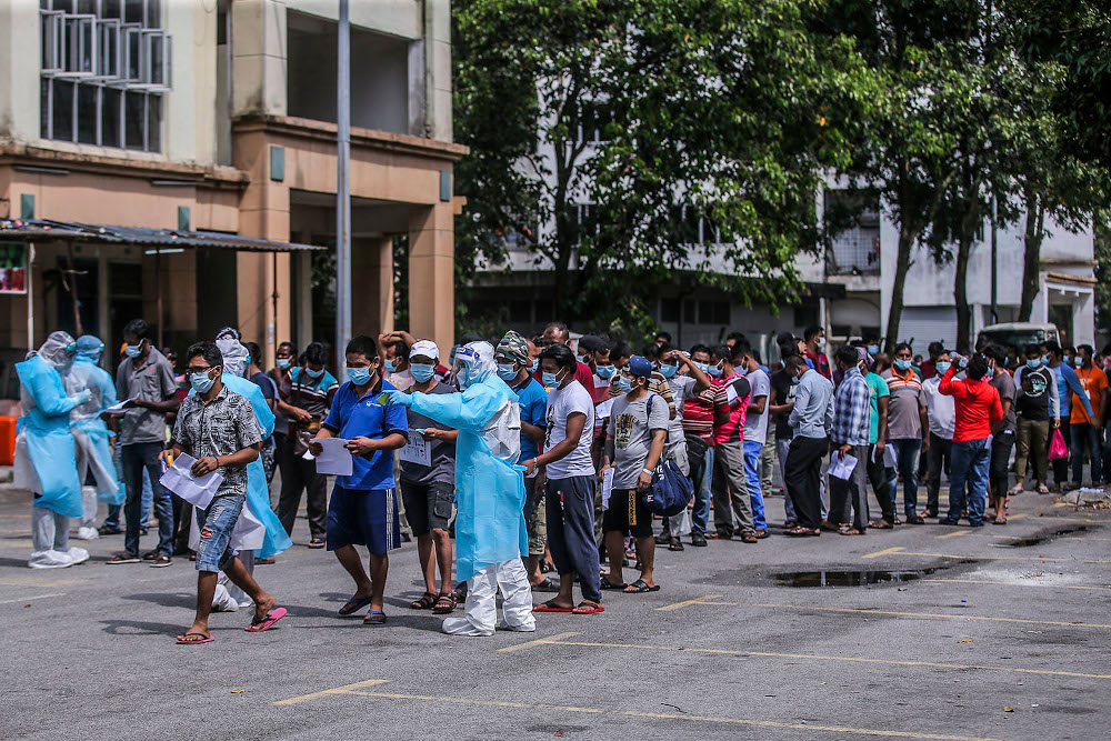 Health workers conduct a Covid-19 screening test on local and foreign workers at Central Spectrum, Pulau Indah, December 10, 2020. u00e2u20acu201d Picture by Hari Anggara