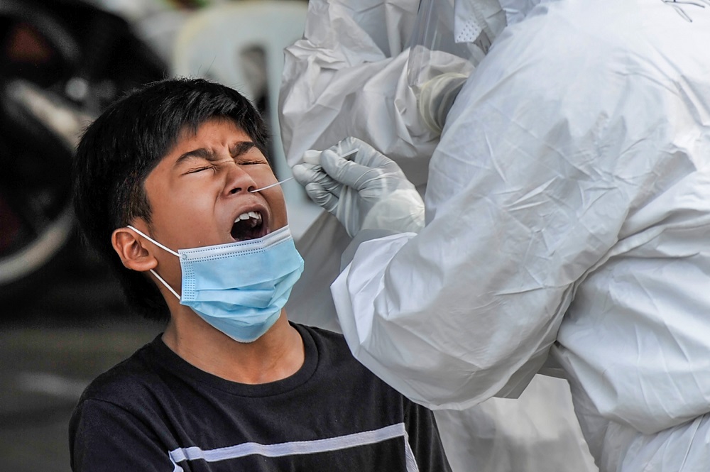 Health officials swabbing for Covid-19 at the PKNS Flat in Kampung Baru, Kuala Lumpur on April 12. ― Picture by Shafwan Zaidon