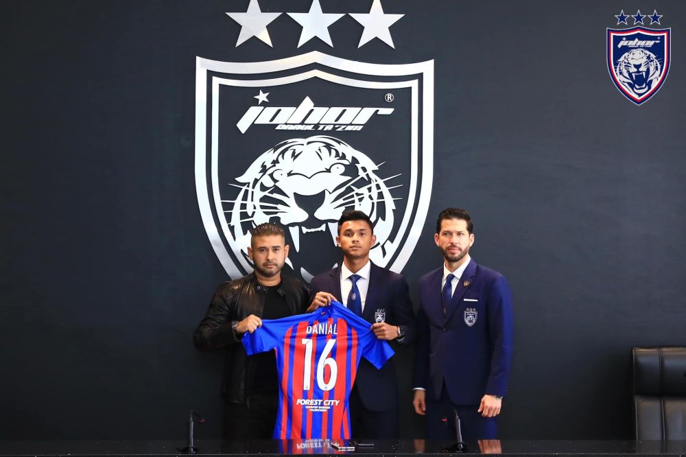 Danial Amier (centre), who previously played for Felda United, will link up with the Southern Tigers' squad next season. u00e2u20acu2022 Picture via Facebook