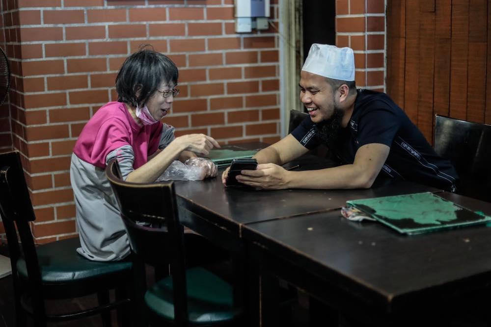 Motivational speaker and preacher, Ustaz Ebit Lew came to the aid of the elderly FoodPanda woman whose photos have been circulating around social media recently. u00e2u20acu201d Photo courtesy of Facebook/ Ebit Lewn