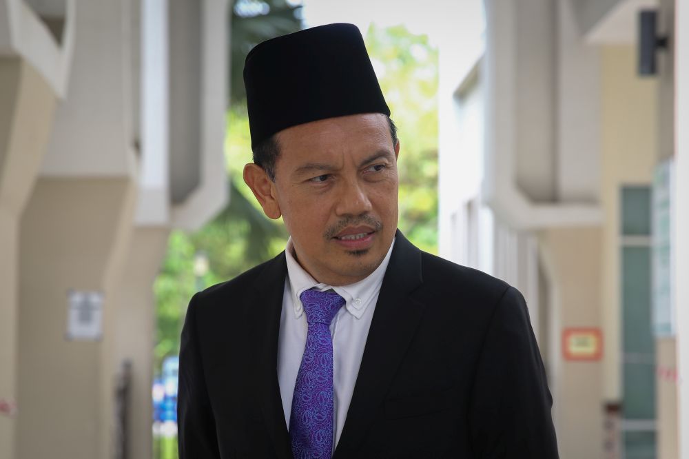 Ezra Zaid's lawyer Zulkifli Che Yong speaks to reporters at the Petaling Shariah Subordinate Court December 10, 2020. — Picture by Yusof Mat Isa