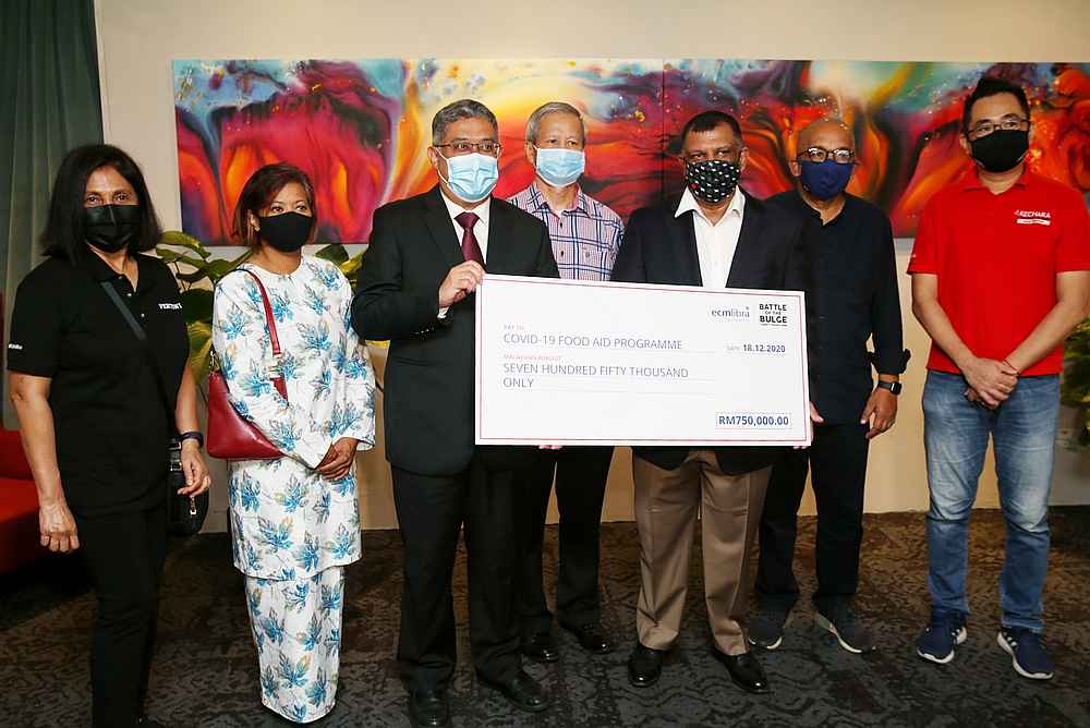 AirAsia Group founder and CEO Tan Sri Tony Fernandes (3rd from  right) and ECM Libra Foundation chairman Datuk Seri Kalimullah Hassan (2nd from right) at the handover of contributions to NGO representatives. u00e2u20acu201d Picture by Choo Choy May