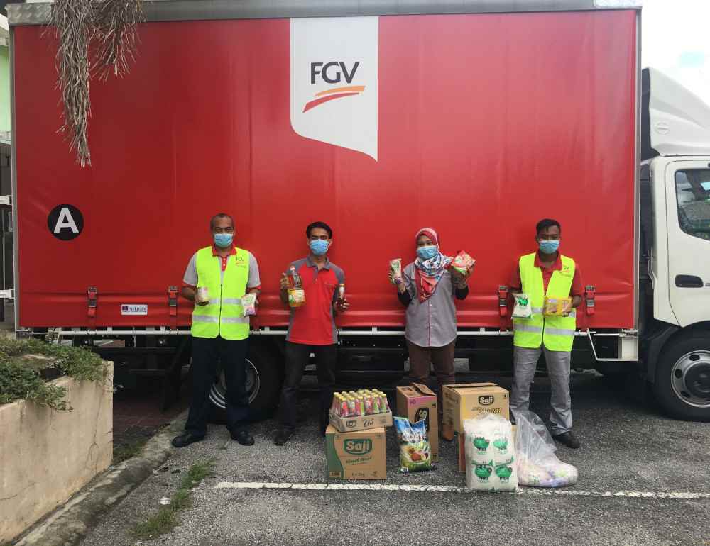 FGV Holdings Berhad staff deliver bags of daily essentials to the needy community. — Picture courtesy of FGV Holdings Berhad