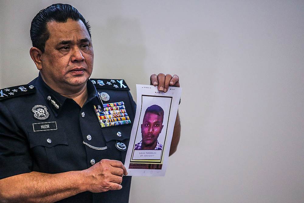 nnBukit Aman CID director Datuk Huzir Mohamed holds up a poster showing the suspect wanted by the police during a press conference in Kuala Lumpur December 1, 2020. u00e2u20acu201d Picture by Hari Anggara