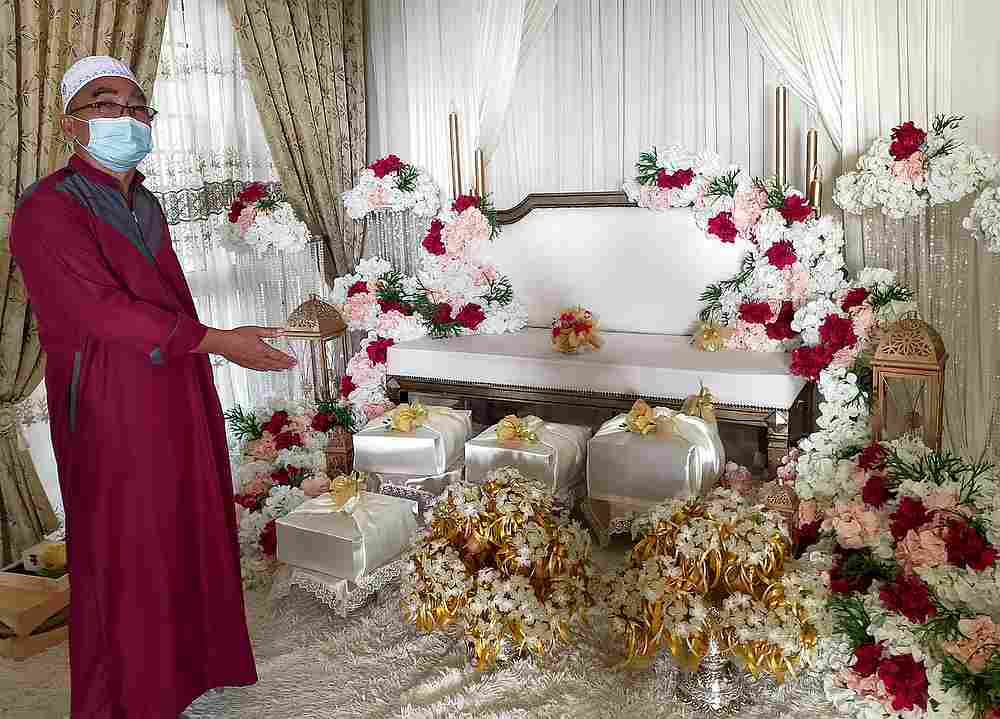 Bapa pengantin perempuan, Ismail Awang, 61, menunjukkan pelamin dan barang hantaran untuk majlis perkahwinan anaknya Fatin Nabilah Huda, 27, dan mangsa lemas, Naim Hariri Kamaruddin, 31, yang sepatutnya berlangsung di Bukit Payung semalam. u00e2u20acu201d Foto Bernam