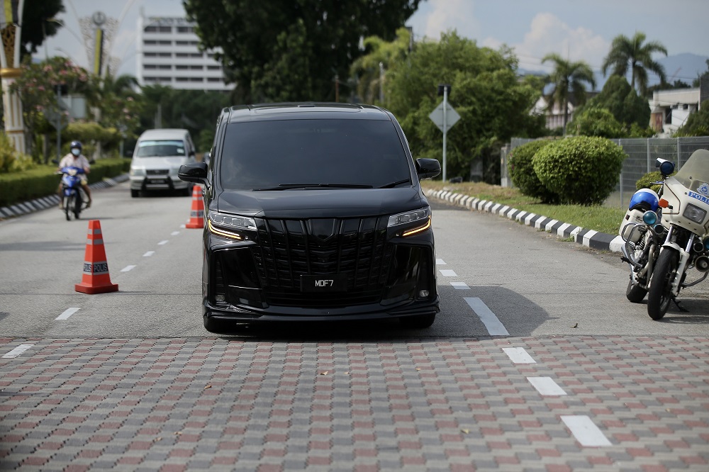 PKR chief Farhash Wafa Salvador Rizal Mubarak arrives at Istana Kinta in Ipoh December 8, 2020. ― Picture by Farhan Najib