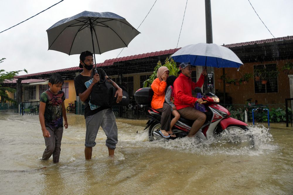 Flood victims make their way to the nearest relief centre as water levels rise in Kemaman December 18, 2020. u00e2u20acu201d Bernama pic