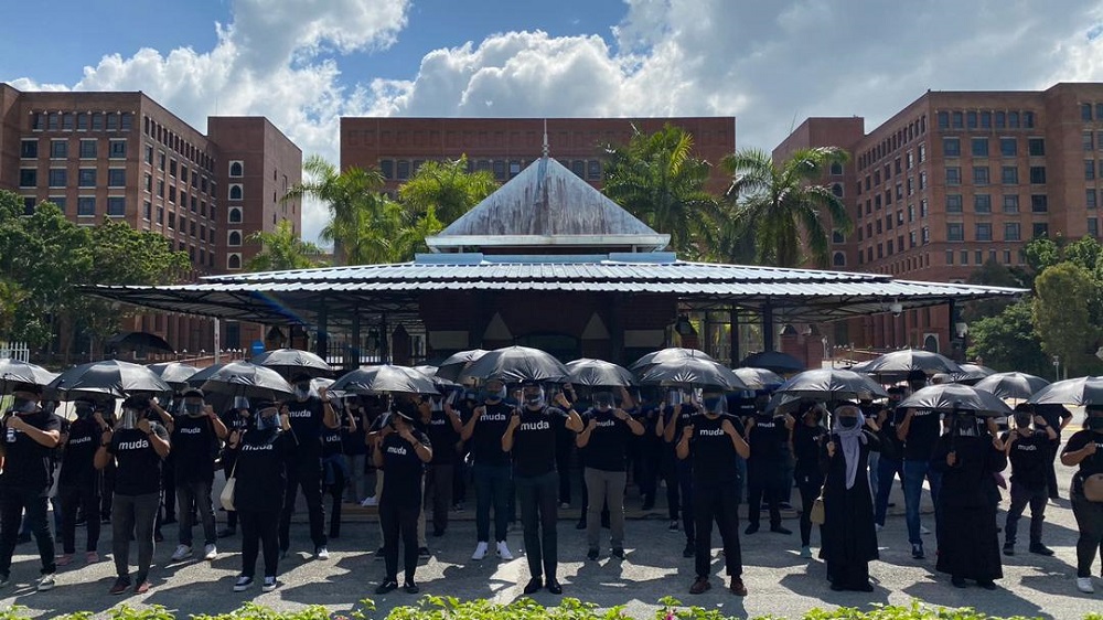 Earlier today Muda members and around 100 supporters went to the RoSu00e2u20acu2122 headquarters in Putrajaya to hand over the legal letter demanding for Mudau00e2u20acu2122s registration as a political party be expedited immediately. u00e2u20acu2022 Picture courtesy of Muda