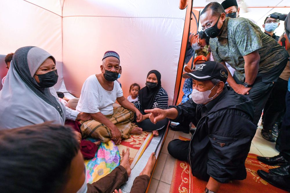 Prime Minister Tan Sri Muhyiddin Yassin visits flood victims at a temporary evacuation centre in Sekolah Kebangsaan Bukit Mentok in Terengganu December 22, 2020. u00e2u20acu2022 Bernama pic