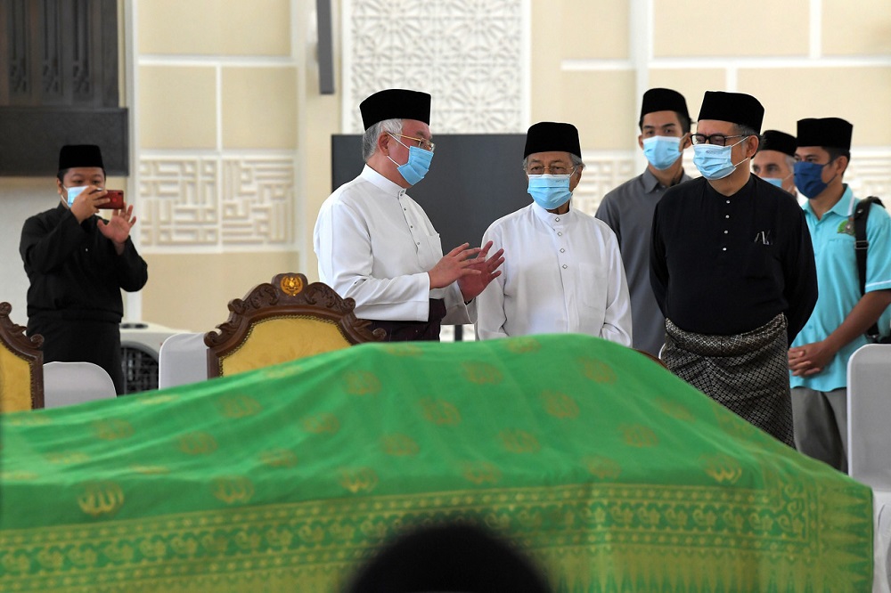 Tun Dr Mahathir Mohamad diiringi Datuk Seri Najib Razak hadir menziarah jenazah Allahyarham Tun Rahah Mohamed Noah di Masjid Ar-Rahah, Kerinchi hari ini. u00e2u20acu201d Foto Bernama