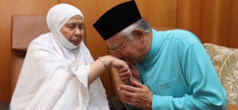 Tun Rahah Mohamed Noah, mother of Datuk Seri Najib Razak, passed away today at 87. u00e2u20acu201d Picture via Facebook